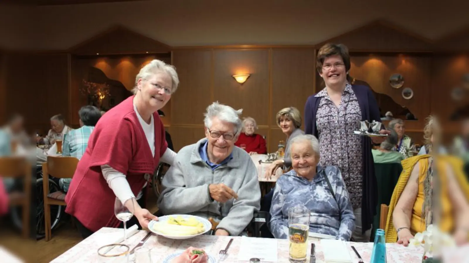 Elfi und Karina Kalkühler (l. und r.) beim Spargelessen in der Heide Volm. Rund 60 Senioren waren eingeladen. Unter ihnen Tasso Springer und Juliane Gruber. (Foto: US)