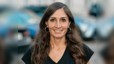 Gilda Sahebi ist ausgebildete Ärztin und studierte Politikwissenschaftlerin. Ihr journalistisches Volontariat absolvierte sie beim Bayerischen Rundfunk, als freie Journalistin arbeitet sie mit den Schwerpunkten Innen- und Außenpolitik, autoritäre Systeme und Polarisierung. Sie ist Autorin für die »taz« und den »Spiegel« und arbeitet unter anderem für die ARD. Ihre Bücher »Unser Schwert ist Liebe« Die feministische Revolte im Iran“ und „Wie wir uns Rassismus beibringen. Eine Analyse deutscher Debatten“ erschienen 2023 und 2024. Ihr aktuelles Buch „Verbinden statt spalten. Eine Antwort auf die Politik der Polarisierung“ erschien im September 2025. <br> (Foto: Hannes Leitlein)