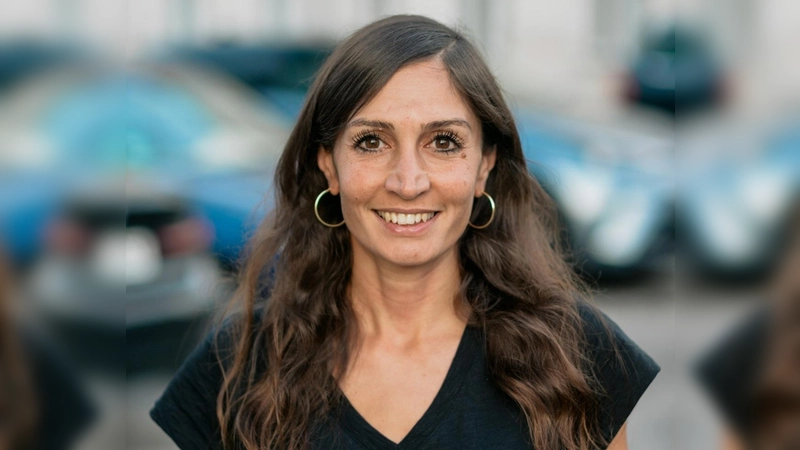 Gilda Sahebi ist ausgebildete Ärztin und studierte Politikwissenschaftlerin. Ihr journalistisches Volontariat absolvierte sie beim Bayerischen Rundfunk, als freie Journalistin arbeitet sie mit den Schwerpunkten Innen- und Außenpolitik, autoritäre Systeme und Polarisierung. Sie ist Autorin für die »taz« und den »Spiegel« und arbeitet unter anderem für die ARD. Ihre Bücher »Unser Schwert ist Liebe« Die feministische Revolte im Iran“ und „Wie wir uns Rassismus beibringen. Eine Analyse deutscher Debatten“ erschienen 2023 und 2024. Ihr aktuelles Buch „Verbinden statt spalten. Eine Antwort auf die Politik der Polarisierung“ erschien im September 2025. <br> (Foto: Hannes Leitlein)