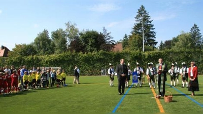 „Das ist mit Sicherheit einer der schönsten Momente für den TSV Gräfelfing.“ Am Wochenende weihte der Sportklub seinen neuen Kunstrasenplatz ein. V.l. Christoph Göbel, Anton Schönauer und Friedl Häusler. (Foto: US)