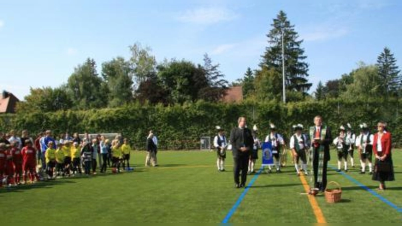 „Das ist mit Sicherheit einer der schönsten Momente für den TSV Gräfelfing.“ Am Wochenende weihte der Sportklub seinen neuen Kunstrasenplatz ein. V.l. Christoph Göbel, Anton Schönauer und Friedl Häusler. (Foto: US)