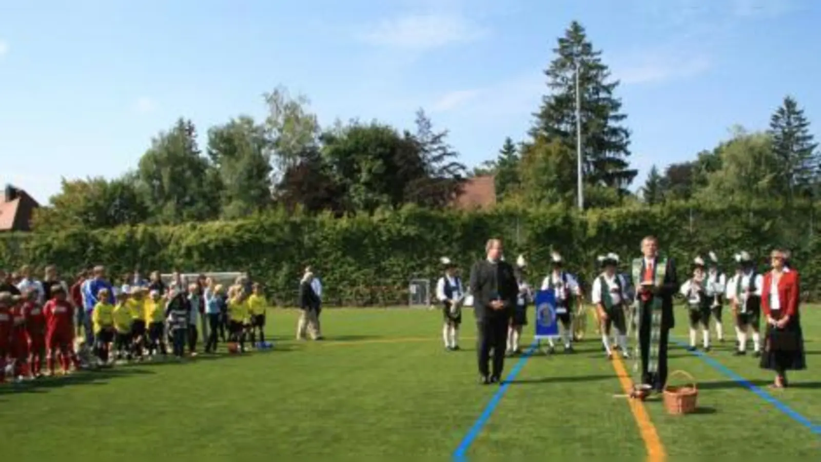 „Das ist mit Sicherheit einer der schönsten Momente für den TSV Gräfelfing.“ Am Wochenende weihte der Sportklub seinen neuen Kunstrasenplatz ein. V.l. Christoph Göbel, Anton Schönauer und Friedl Häusler. (Foto: US)