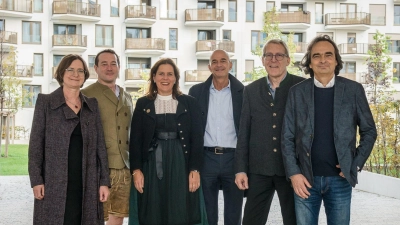 Gelungene Zusammenarbeit (von links): Dr. Doris Zoller, Vorsitzende der Geschäftsführung der Münchner Wohnen, Christian Lealahabumrung, Geschäftsführender Gesellschafter Rock Capital Group, Bürgermeisterin und Aufsichtsratsvorsitzende der Münchner Wohnen Verena Dietl, Albert Hofmann, Geschäftsführer Baywobau, David Christmann, Vorsitzender der Geschäftsführung UBM und Peter G. Neumann, Geschäftsführender Gesellschafter Rock Capital Group. (Foto: Münchner Wohnen)