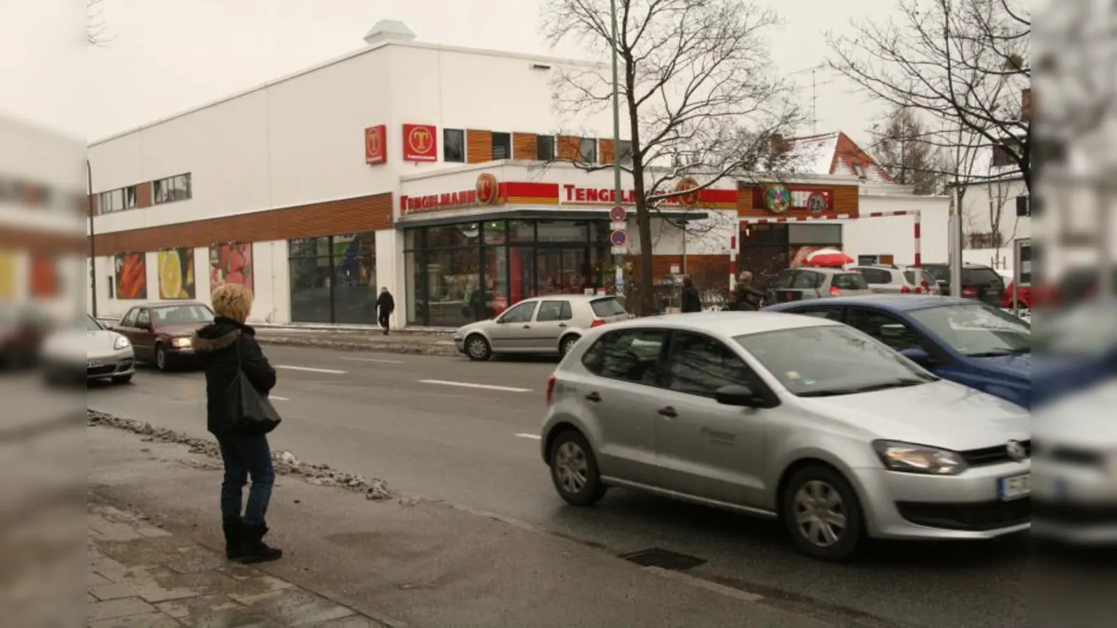 Hier kann´s schon mal gefährlich werden, wenn sich die Kunden zwischen Hofpfisterei, Rossman und Tengelmann über die Verdistraße schlängeln. Eine Querungshilfe, wie vom BA und der Bürgerschaft gefordert, könnte die Strecke fußgängerfreundlich machen. (Foto: US)