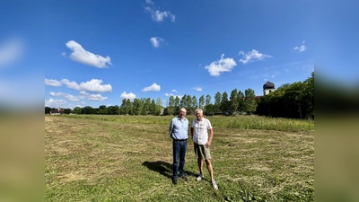 Die Antragsteller Johannes Wimmer und Andreas Ellmaier (r.) vor dem möglichen Areal für einen Obermenzinger Festplatz. (Foto: Ulrike Seiffert)