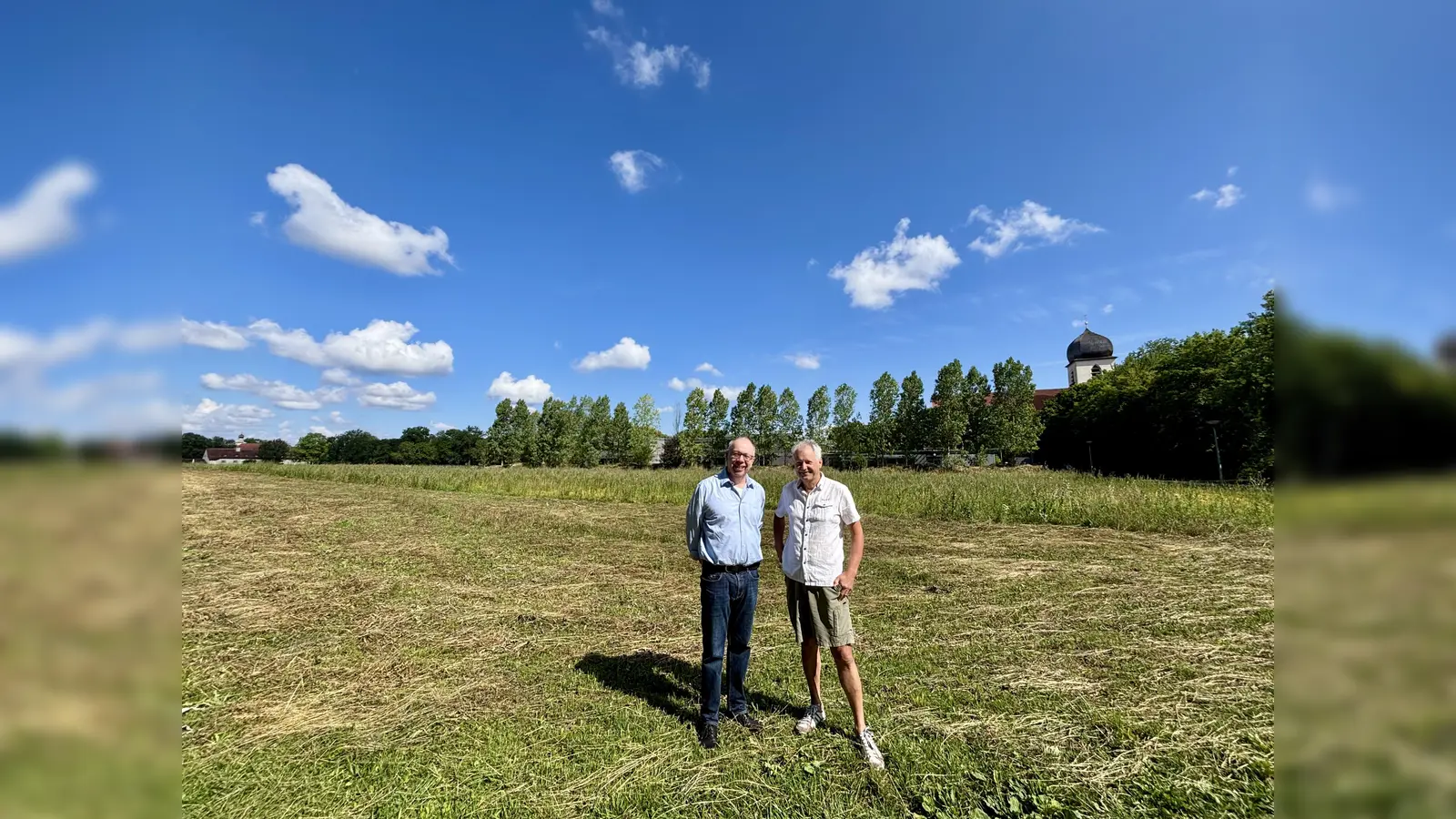 Die Antragsteller Johannes Wimmer und Andreas Ellmaier (r.) vor dem möglichen Areal für einen Obermenzinger Festplatz. (Foto: Ulrike Seiffert)