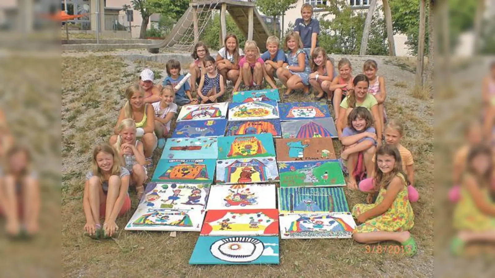 Stolz präsentierten die Taufkirchner Kinder ihre Werke, die beim Malen mit Acrylfarben entstanden waren.	 (Foto: privat)