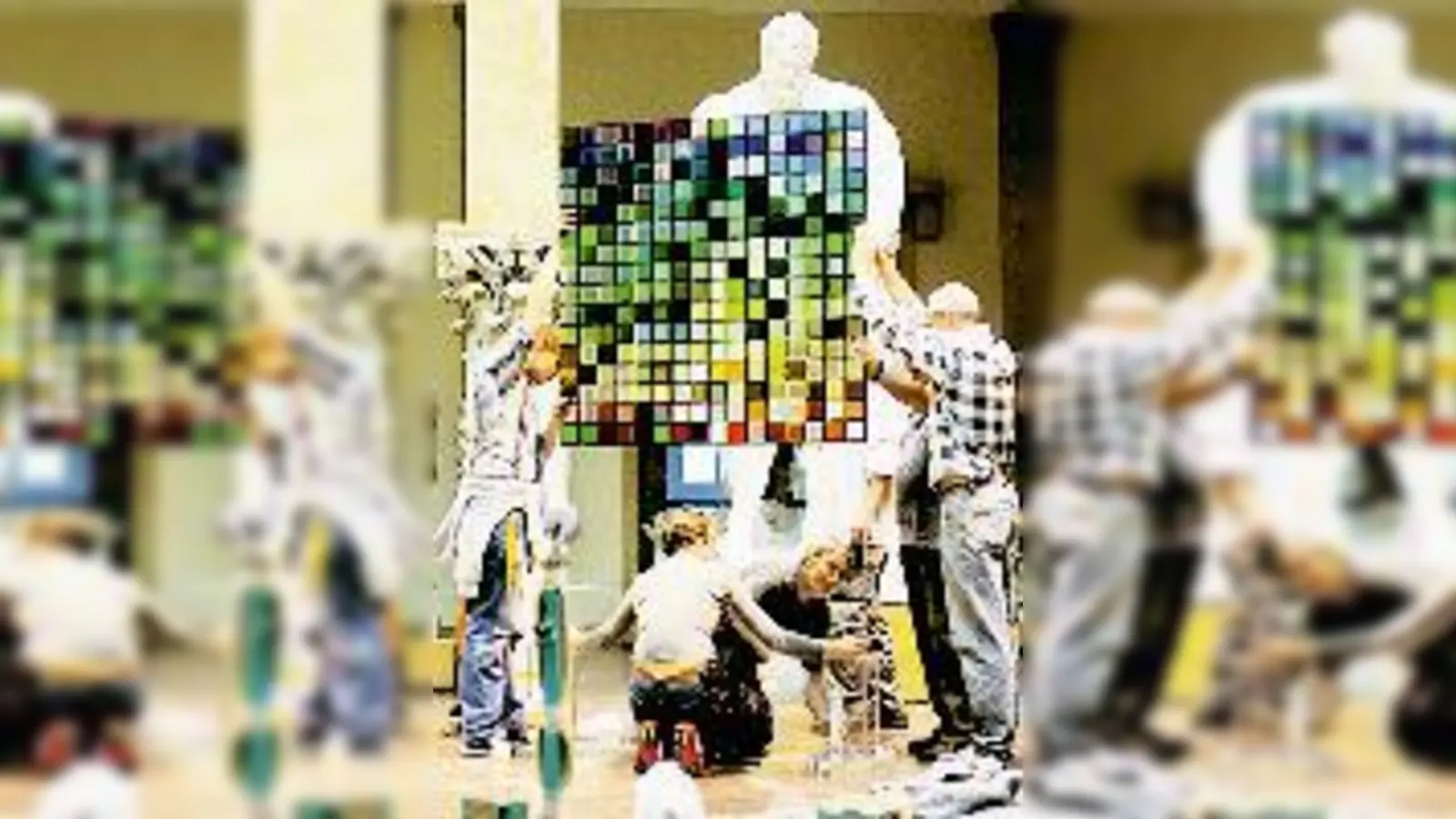 Aufbau einer Glasskulptur von Andrej Barov, bei den Vorbereitungen zu »Colour Matrix« im Museum für Abgüsse.	  (Foto: VA)