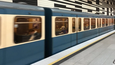 Ein Mann ist von einer U-Bahn erfasst und tödlich verletzt worden. (Symbolbild: dm)