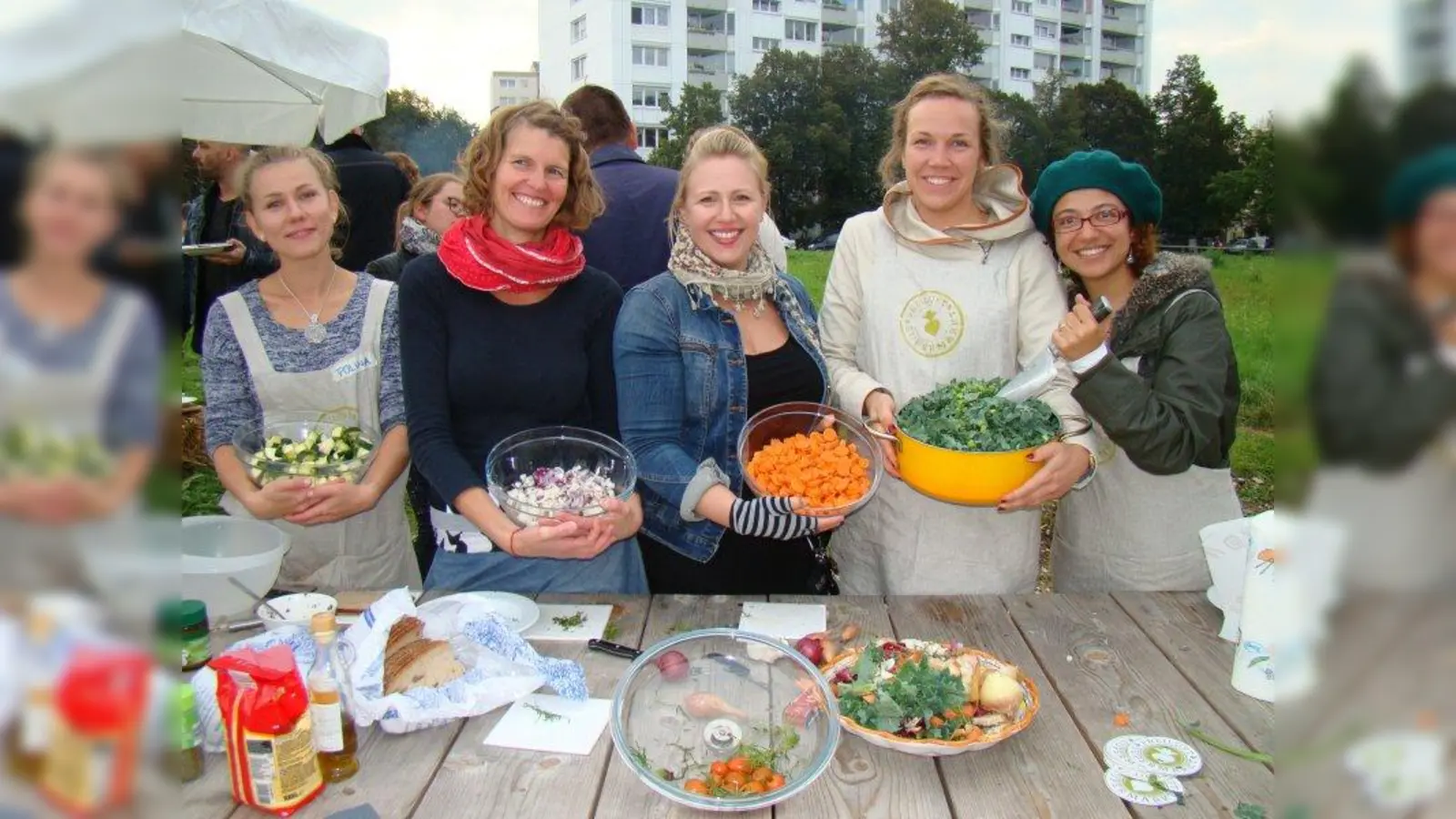 Suppenköchinnen am Werk, v.l.: Polina Palo, Marie-Theres Okresen, Stephanie Forryan, Rosa Kraus und Livia Maria Paes-Lettner (Foto: pst)