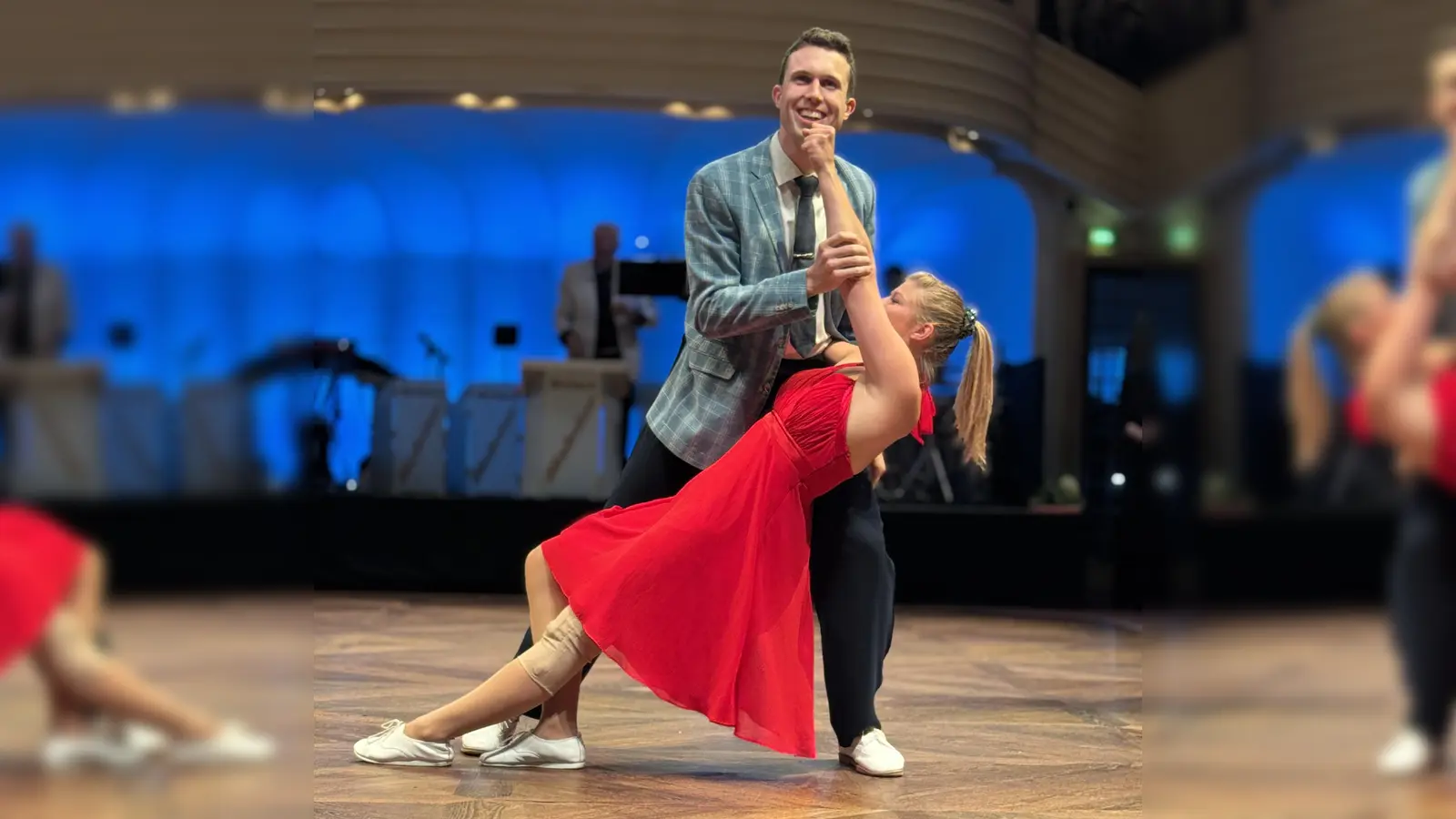 Theresa Sommerkamp und Elian Preuhs von den Boogie Magic's bringen eine 50er Jahre-Show auf die Bühne in der Komödie im Bayerischen Hof. (Foto: Boogie Magic's)