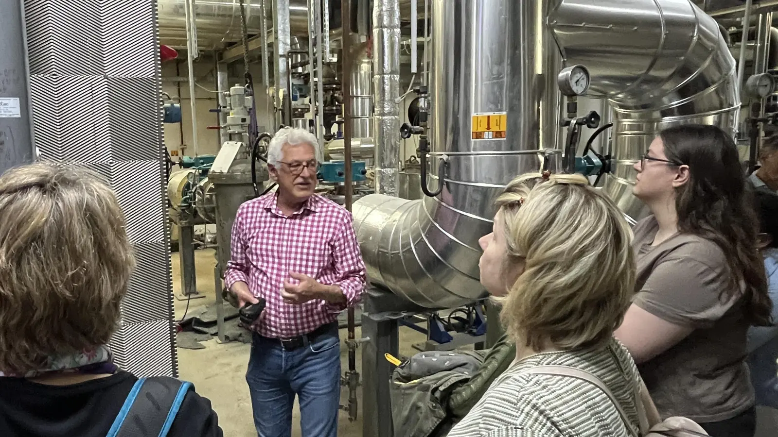 Dr. Ralph Baasch von der IEP erklärt die Geothermie-Anlage. (Foto: iep-pullach.de)