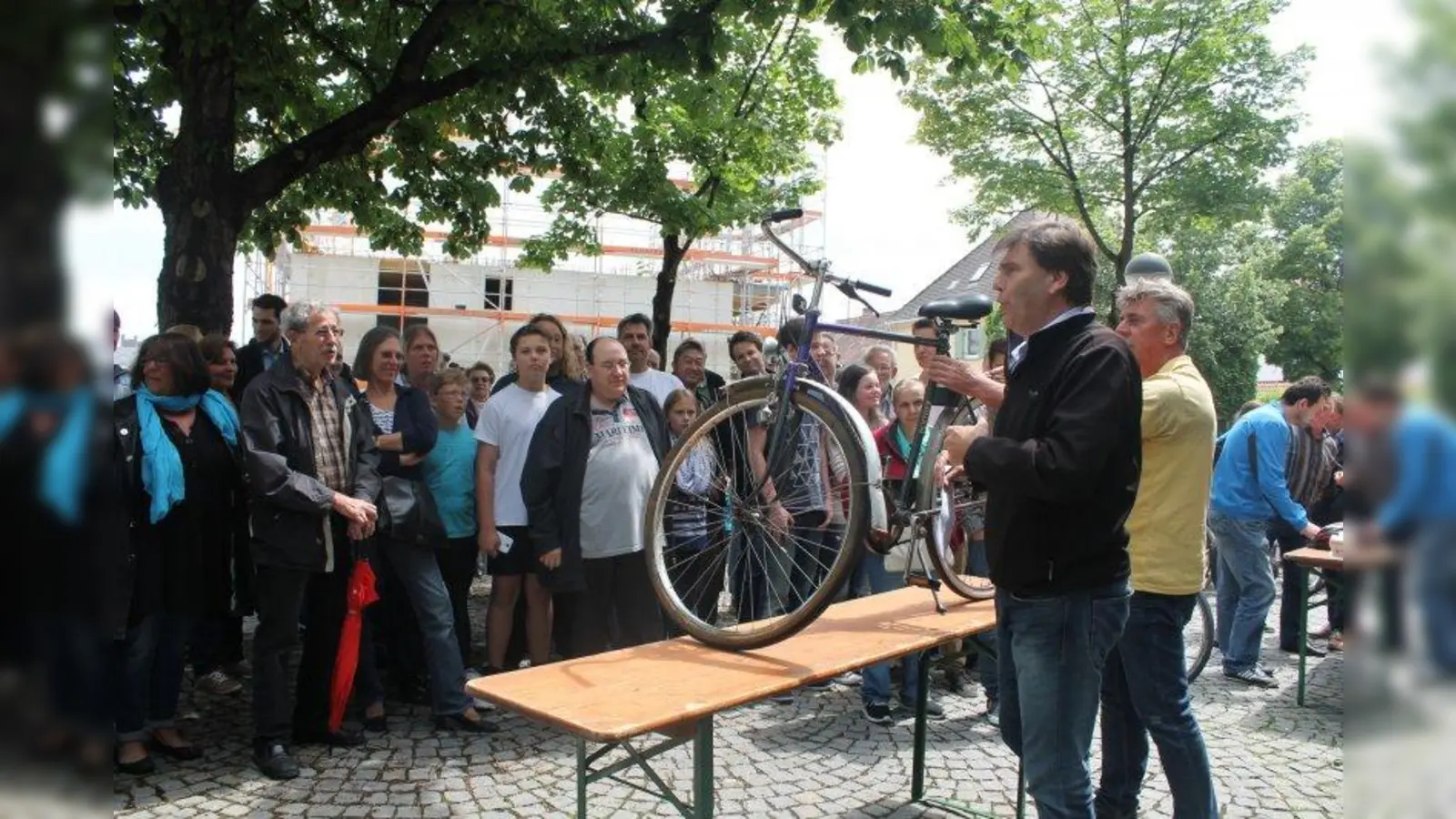 Jedes Jahr findet eine Fahrradversteigerung vor dem Karlsfelder Rathaus statt. (Foto: pi)