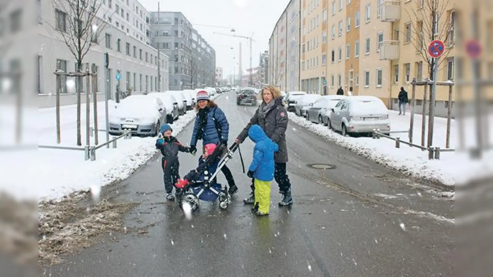 Elke Lütke-Entrup (rechts) und Kirsten Lauterbach überqueren mit ihren Kindern die Welfenstraße. Vor allem Eltern bereitet die Verkehrssituation dort Sorgen.		    (Foto: privat)