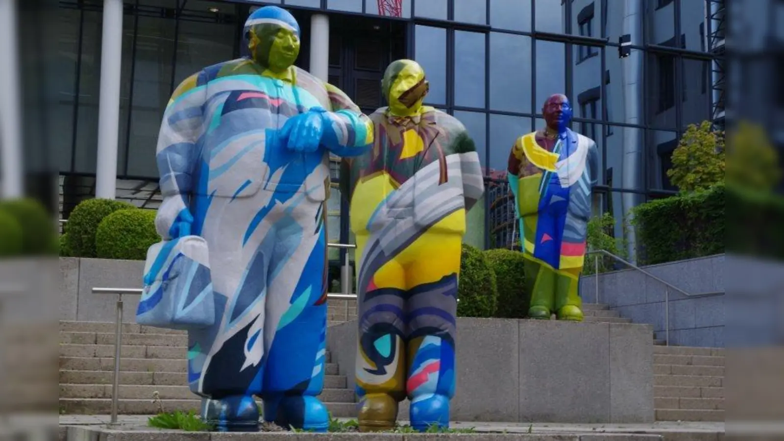 Die Figurengruppe „Alltagsmenschen“ vor dem Bürogebäude an der Landsberger Straße 155 sind frisch bemalt worden. Andere Kunstwerke in Laim bedürfen nach Ansicht des Bürgergremiums jedoch noch der Restauration. (Foto: kö)