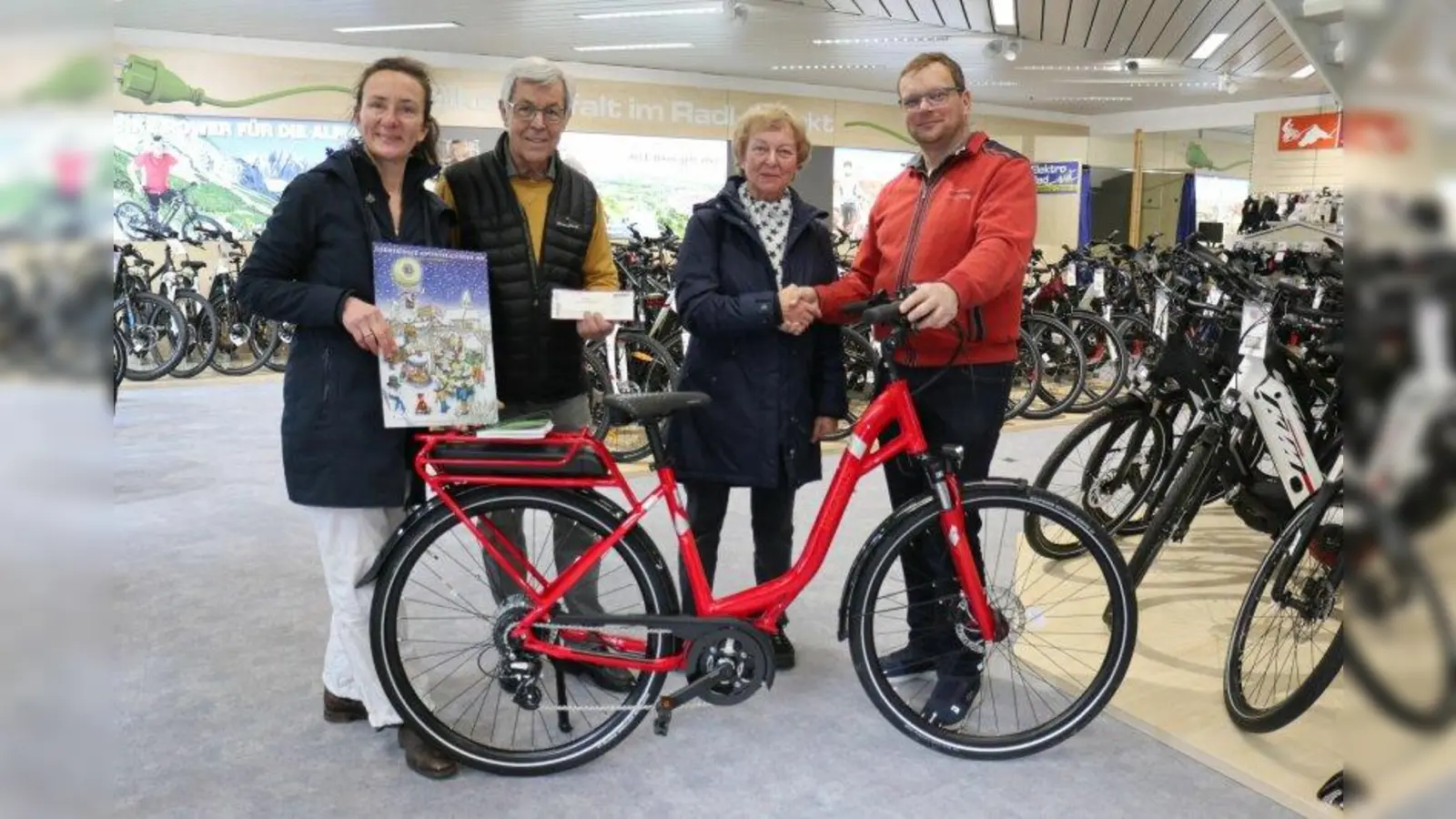 Bei der Übergabe des Hauptpreises freuen sich (von links): Barbara Haas Präsidentin Lions Club Germering, Fred Burgstaller Lions Club Germering, Hauptgewinnerin Hedi Nigg und Michael Huber. (Foto: ms)