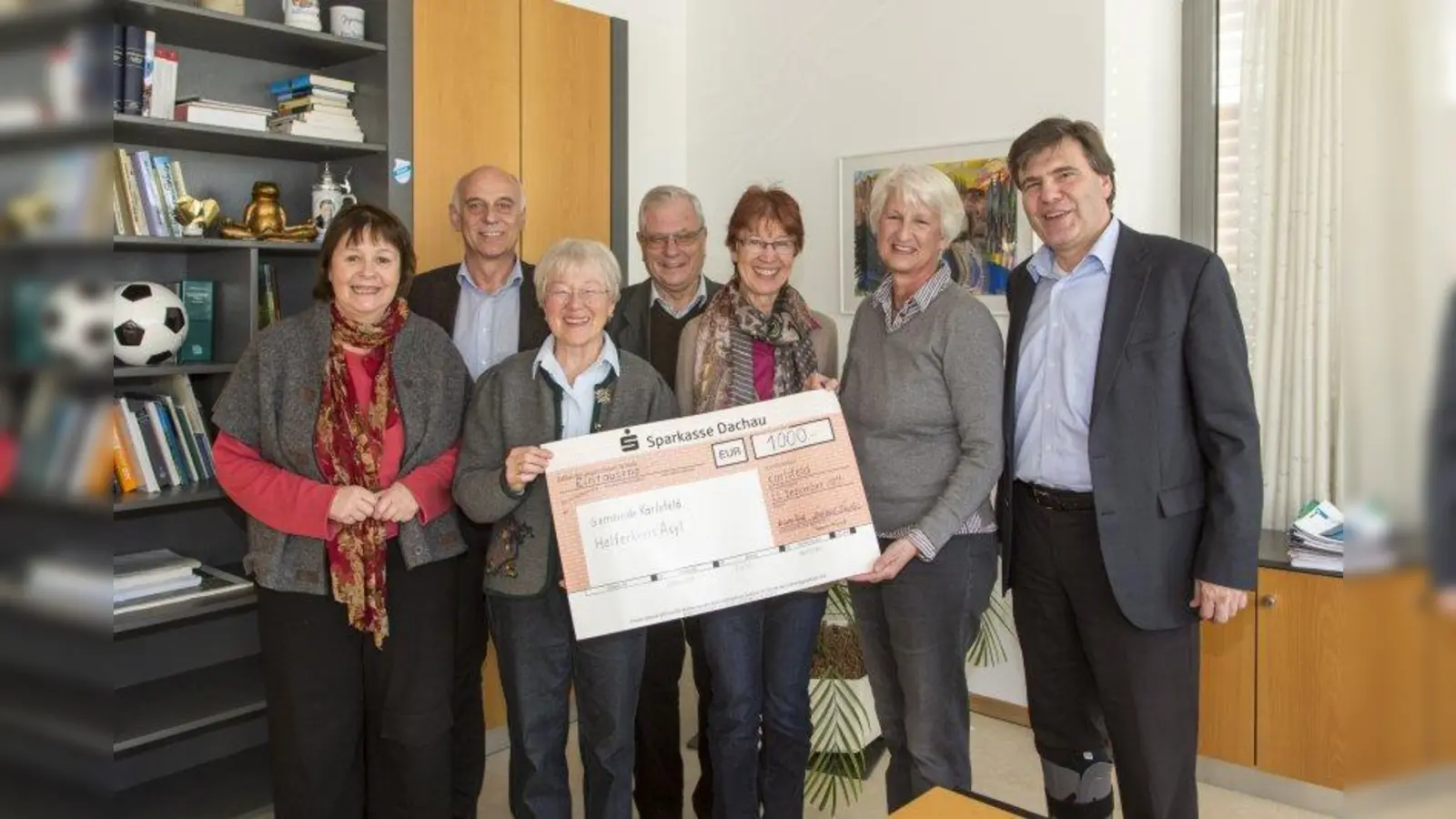 Spendenübergabe: v.l. Elfriede Peil (Helferkreis), Helmut Blahusch (Helferkreis), Christa Fink (Basarteam), Helmut Fink (Kirchenpfleger), Bärbel Füssl (Basarteam), Getrud Ende (Basarteam) und Bürgermeister Stefan Kolbe (Foto: Cyriakus Wimmer)