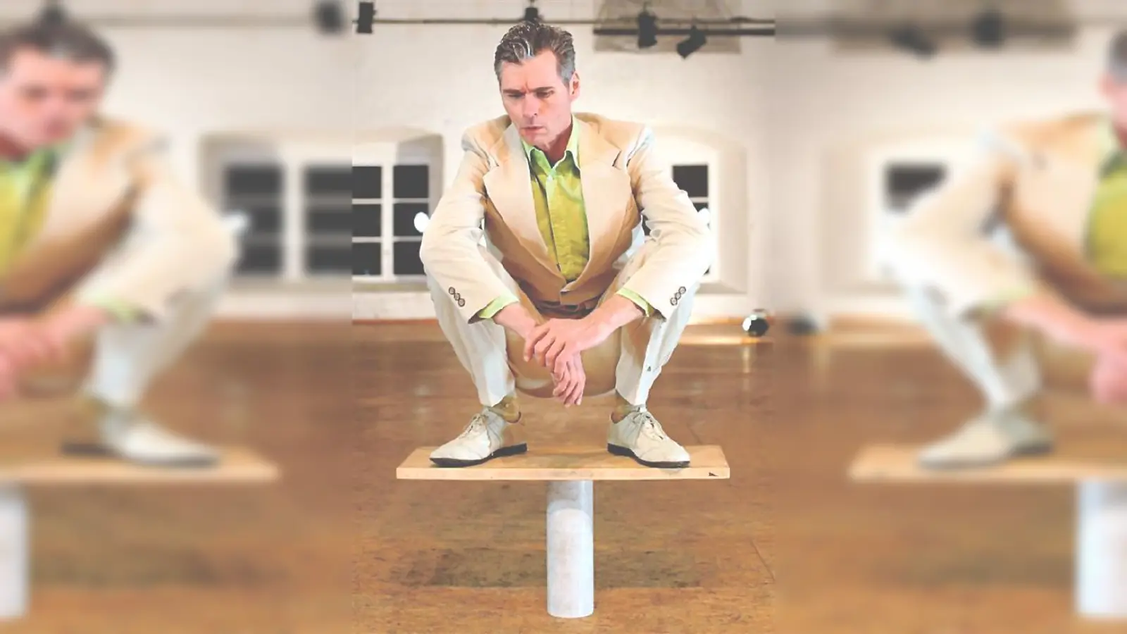 Andreas Schantz mimt König O  im Theaterstück spielen außerdem eine Rolle, ein Brett, eine Schachtel und eine Plane eine Rolle.	 (Foto: VA)