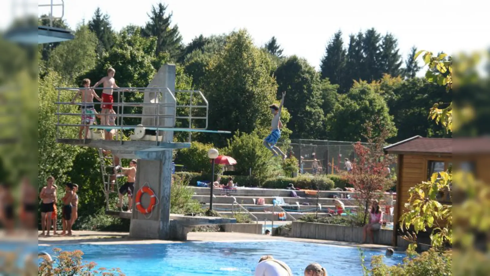 Ab ins Wasser! Auf dem Springturm des Freibads Germering kann man sein Sprungtalent unter Beweis stellen. Am 29. August wird das Becken von 9-13 Uhr für den „Arschbombencontest” gesperrt. (Foto: VE)
