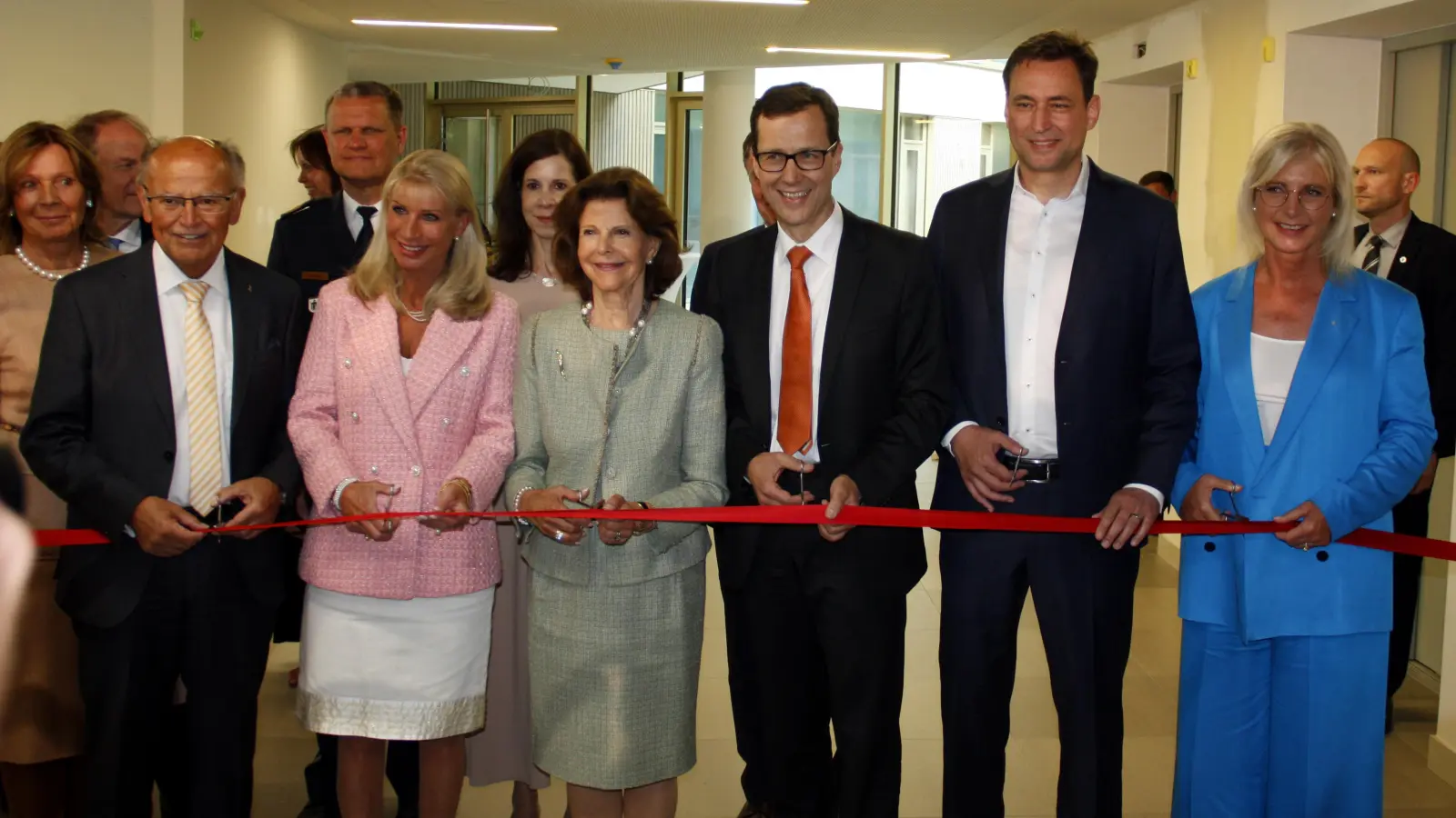 Ein guter Tag für die Kinder, ein schlechter für die Täter: Bezirkstagspräsident Josef Mederer, Karin Baumüller-Söder, Königin Silvia von Schweden, Prof. Volker Mall (Ärztlicher Direktor des kbo-Kinderzentrums München), Justizminister Georg Eisenreich und Familienministerin Ulrike Scharf (vorne von links) eröffneten das Childhood-Haus. (Foto: job)