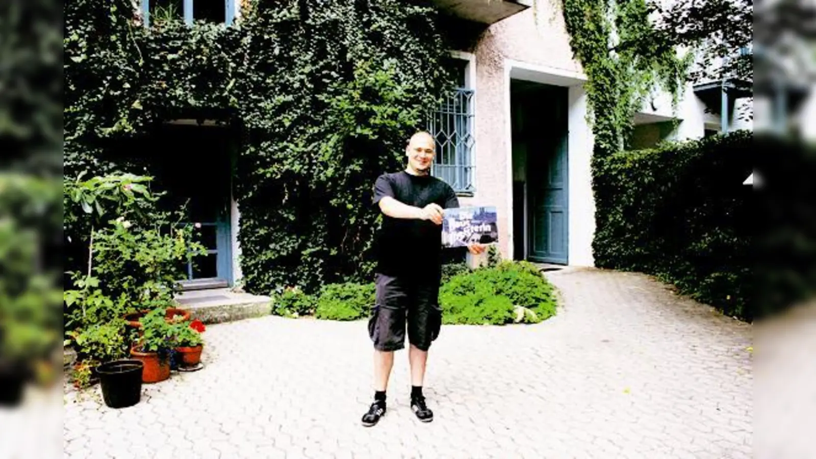 Unspektakulärer Hinterhof? Nein, der Schauplatz der TV-Serie »Die Hausmeisterin«, der noch fast genauso aussieht wie zu Drehzeiten. Das berührt Fans, die Sebastian Kuboth als TV-Drehorteführer begleitet. 	 (Foto: ko)