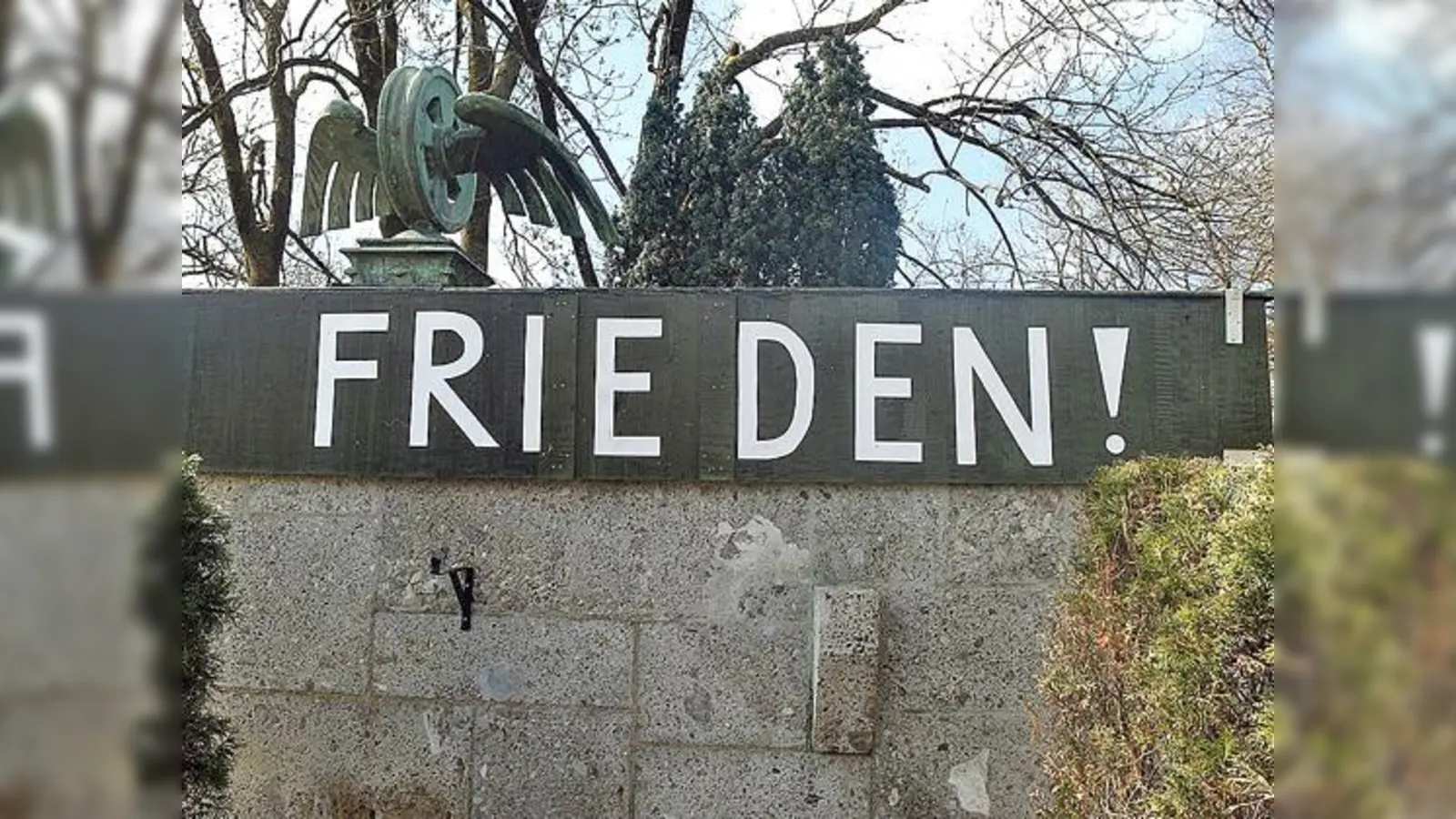 Mit einfachen Mitteln hat Wolfram Kastner das Kriegerdenkmal in ein Friedensmahnmal umgestaltet.	 (Foto: Kastner)