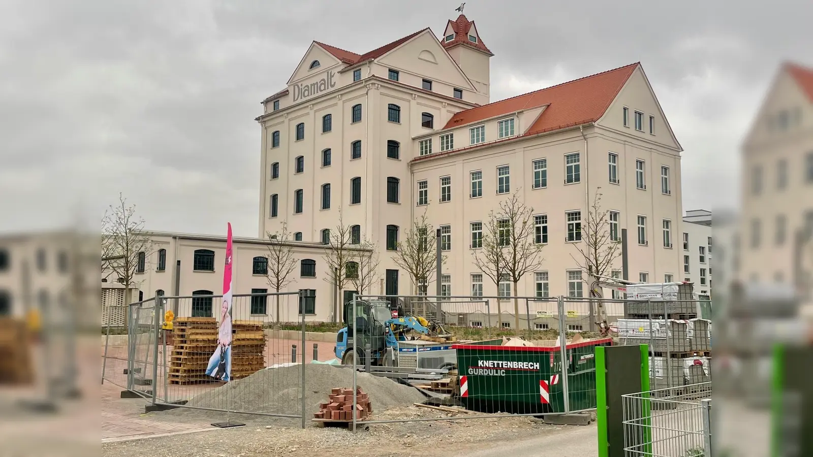 Noch sind einige Arbeiten durchzuführen, doch der Bauzaun soll bald entfernt werden. Dann steht der Nutzung der Freifläche vor „The Malt” nichts mehr im Wege. (Foto: bb)