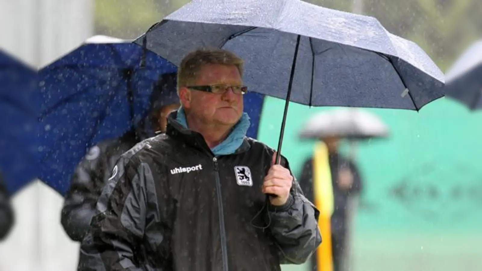 Im Regen: Spielleiter Arnold Geißler.  (Foto: A. Wild)