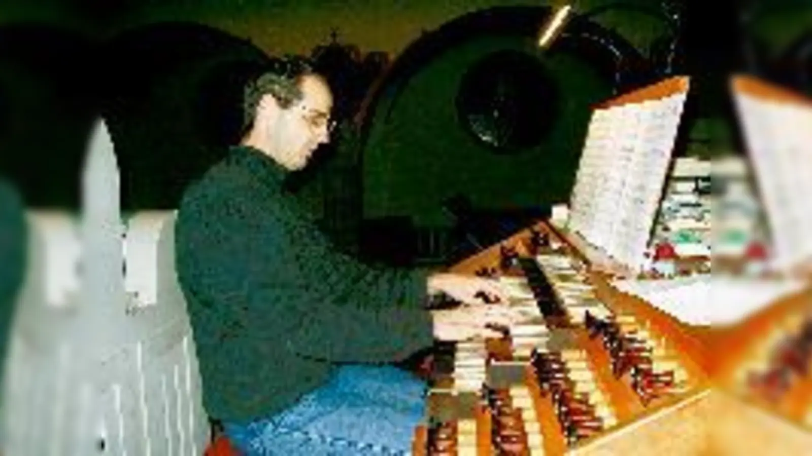 Organist Flavio Ost übt schon fleißig für die musikalische Andacht in der Erlöserkirche am Freitag, 20. Dezember, um 18 Uhr.	 (Foto: aw)