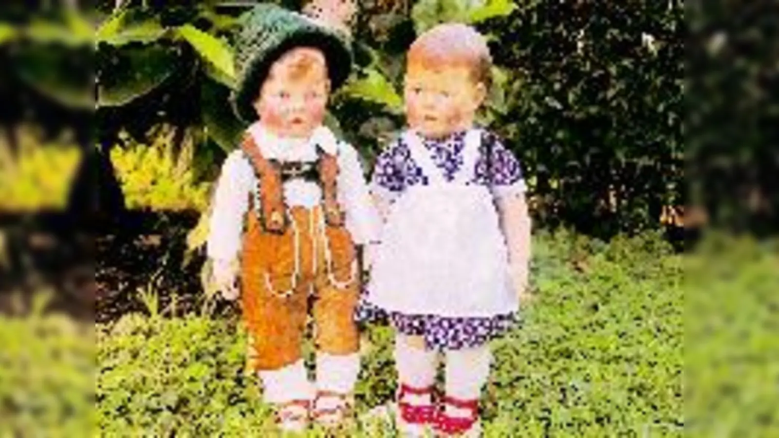 Bereit für einen  (Foto: Zwei Käthe-Kruse-Puppen, die Seltenheitswert haben  als Paar hier erstmalig zu sehen. Das Mädel, »geboren« um 1911, er aus dem Jahr 1920, beide in Original-Tracht)