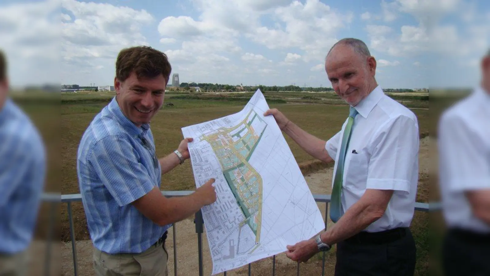 Stefan Diemlang (l.) und Axel Markwardt mit den Plänen für den neuen Stadtteil. (Foto: pst)