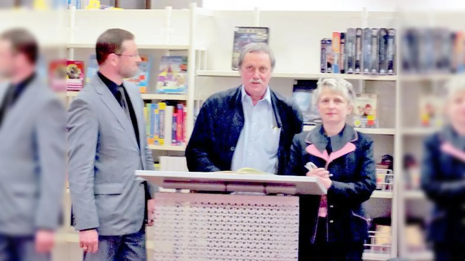 Hochschulpfarrer Markus Hepp, der Referent und Gabriele Malek von der Bücherei.  (Foto: VA)