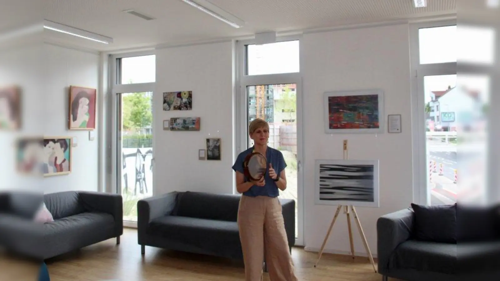 Percussioniston Marliese Glück begleitete die Vernissage musikalisch. (Foto: us)