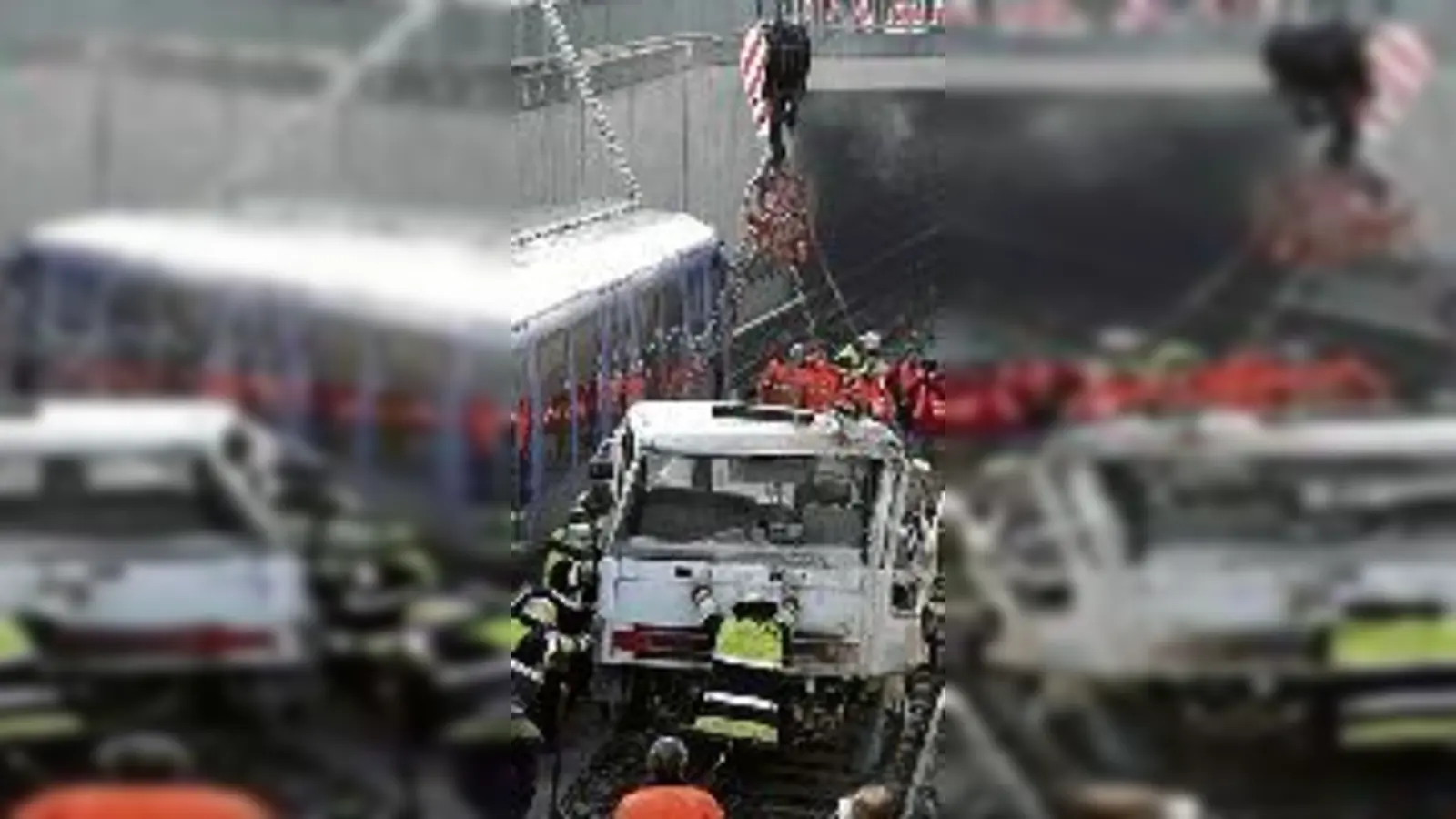 Ein Großaufgebot der Feuerwehr kümmerte sich um die Unfallstelle auf den Gleisen der U 6.	 (Fotos: Feuerwehr)