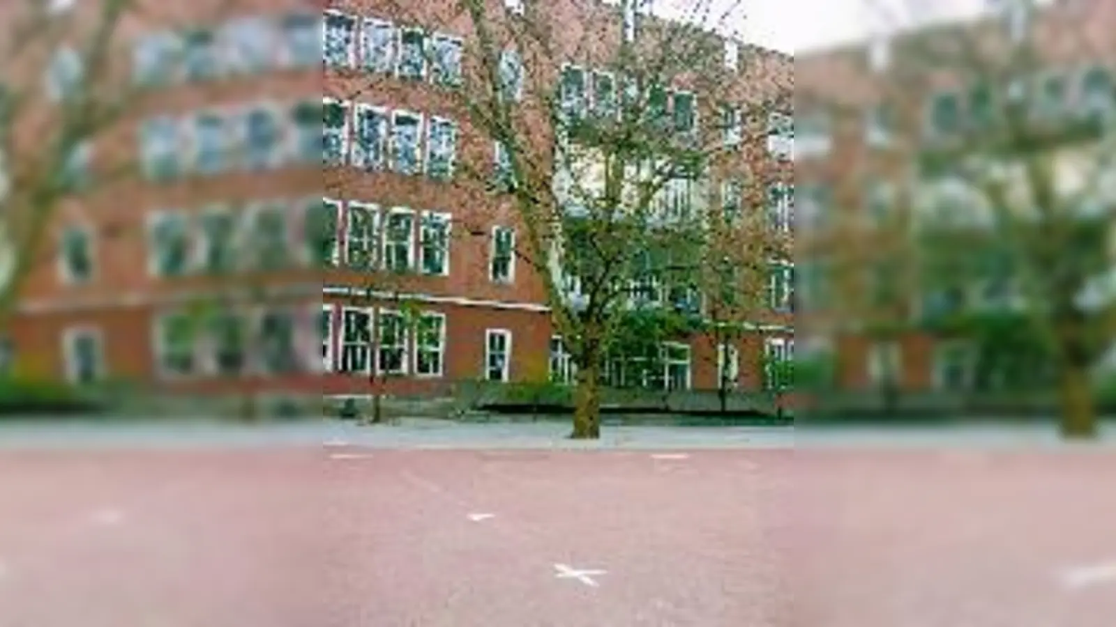 Auf dem Boden des Pausenhofes haben Eltern von Schulkindern Markierungen angebracht. Sie sollen das Ausmaß der Container vor Augen führen.	<br>	 (Foto: rme)