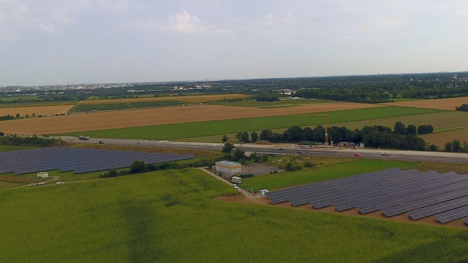 Links und rechts des Ziegelwegs, der zur A8 führt, sind nun Photovoltaik-Module aufgeständert worden. Hier wird aus der Sonne Strom gewonnen. (Foto: BEU)