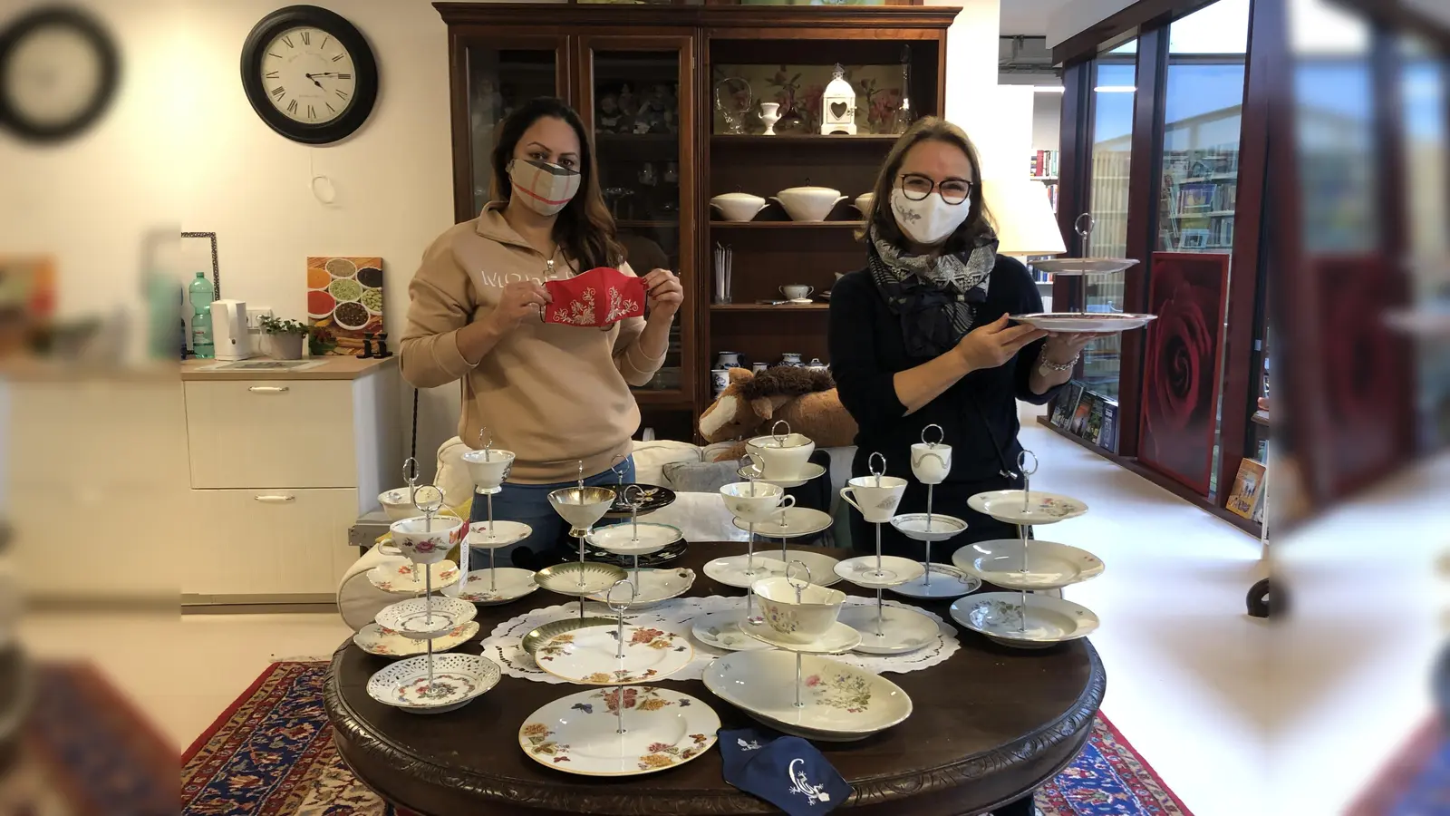 Najia Ahmardi und Spiri Schnabel (v. l.) von der Kinder- und kreativ-Klawotte präsentieren ihre selbstgemachten Schätze, die man ab sofort auch online bestellen kann. (Foto: hw)