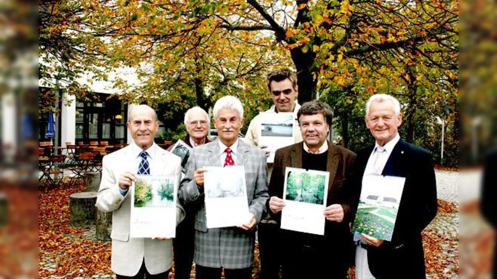 Der Schleißheimer Kalender 2011 ist da: Albert Aigner, Dr. Benno Reuter, Herbert Schreier, Norbert Stich, Stefan Bottler und Peter Benthues (v.li.) präsentieren die achte Auflage.	 (Foto: sl)