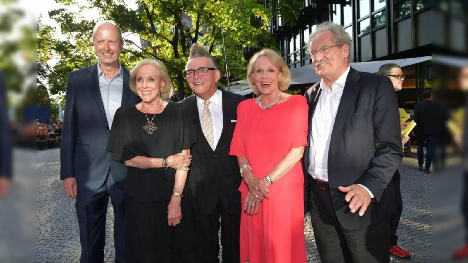 Zu Ehren des Filmstars wurde am Filmfest der Margot-Hielscher-Preis verliehen. Zur Preisverleihung kamen Alt-OB Christian Ude, Götz Alsmann und die Kessler-Zwillinge als Freunde und Weggefährten Hielschers (v.l.) Preisstifter und Hielscher-Neffe Peter von Schall-Riacour (l.) freute sich über das würdige Gedenken an die berühmte Tante. (Foto: Hannes Magerstedt)