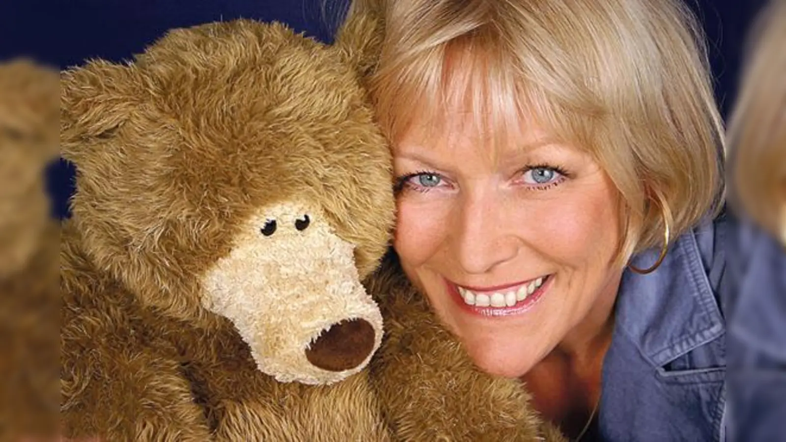 Dr. E. Noni Höfner mit ihrem Bühnenpartner, dem depressiven Paul.  (Foto: VA)