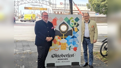 Wiesn-Chef Clemens Baumgärtner und Manuel Pretzl stellen das neue Logo für das Oktoberfest 2024 vor.  (Foto: Robert Bösl)