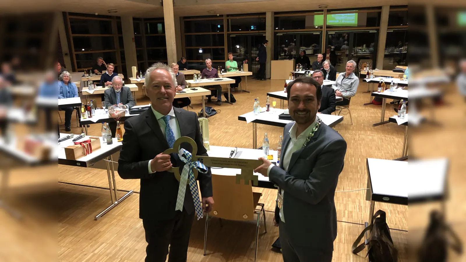Bürgermeister unter sich: Der scheidende Bürgermeister Günter Heyland (l.) und der neue Bürgermeister Thomas Pardeller (r.).  (Foto: hw)