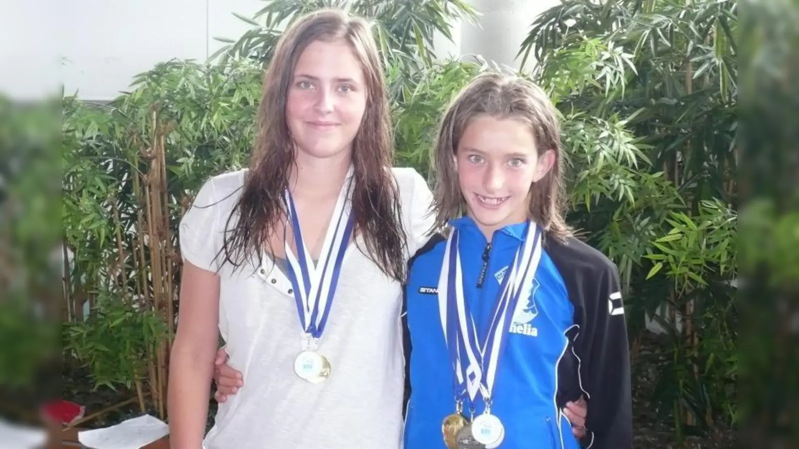 Die zweifachen Bayerischen Bayerischen Jahrgangsmeisterinnen Karina Sommer und Cornelia Rips hatten einiges um den Hals hängen. (Foto: pi)