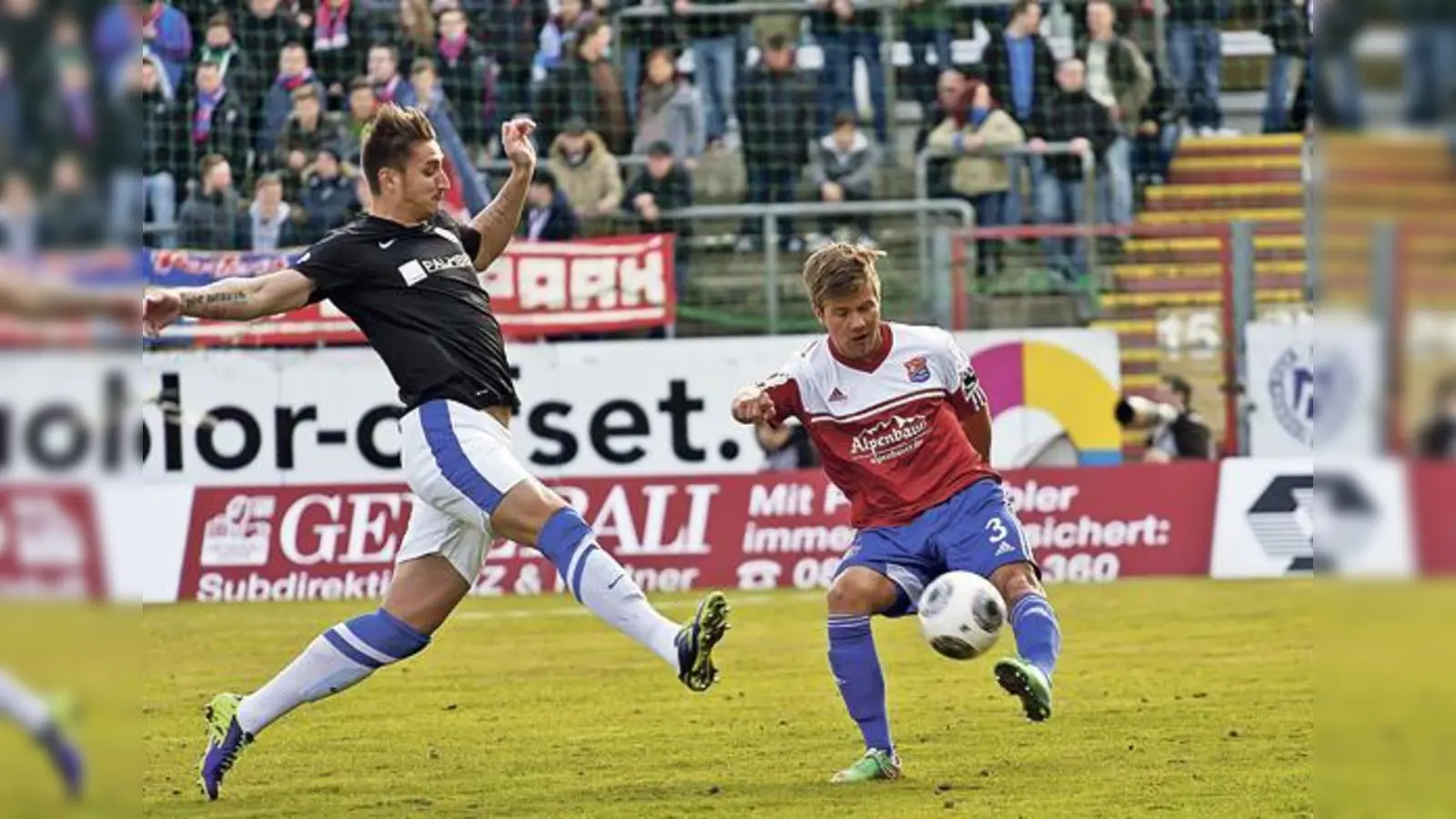 Fabian Götze (rechts) wird Haching etwa zwei Monate lang fehlen. Der Bruder des WM-Helden Mario Götze brach sich in Kiel das Schlüsselbein.	 (Foto: Stefan Kukral)