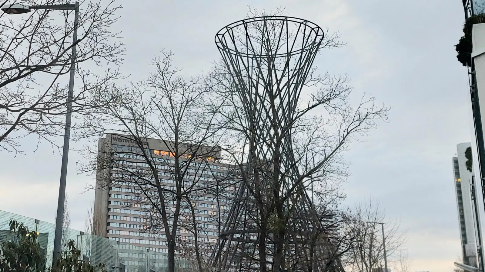 Die Mae West am Effnerplatz kennt wohl jeder, doch im Stadtbezirk Bogenhausen gibt es auch viele kleinere und verborgene Kunstwerke zu entdecken. (Foto: bas)