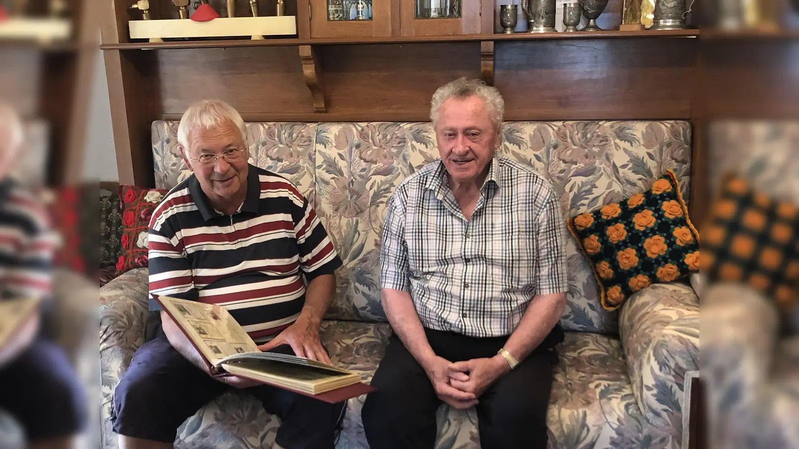 Heimatpfleger Günter Staudter zu Besuch bei dem Unterhachinger Urgestein Schorsch Schelle, der viel aus der Geschichte seiner Heimatgemeinde zu berichten weiß. (Foto: hw)