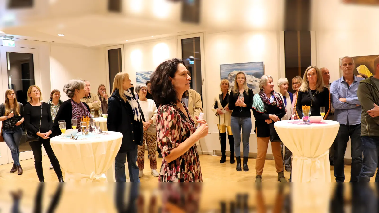 Die Künstlerin Birigt Weierer erläuterte den Besuchern ihre Werke. (Foto: Gem. Hohenbrunn)