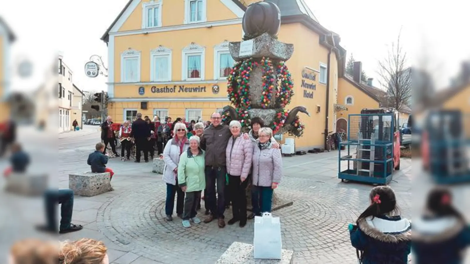 Festlich präsentiert sich der Osterbrunnen am Helmut-Karl-Platz in Garching.	 (Foto: VA)