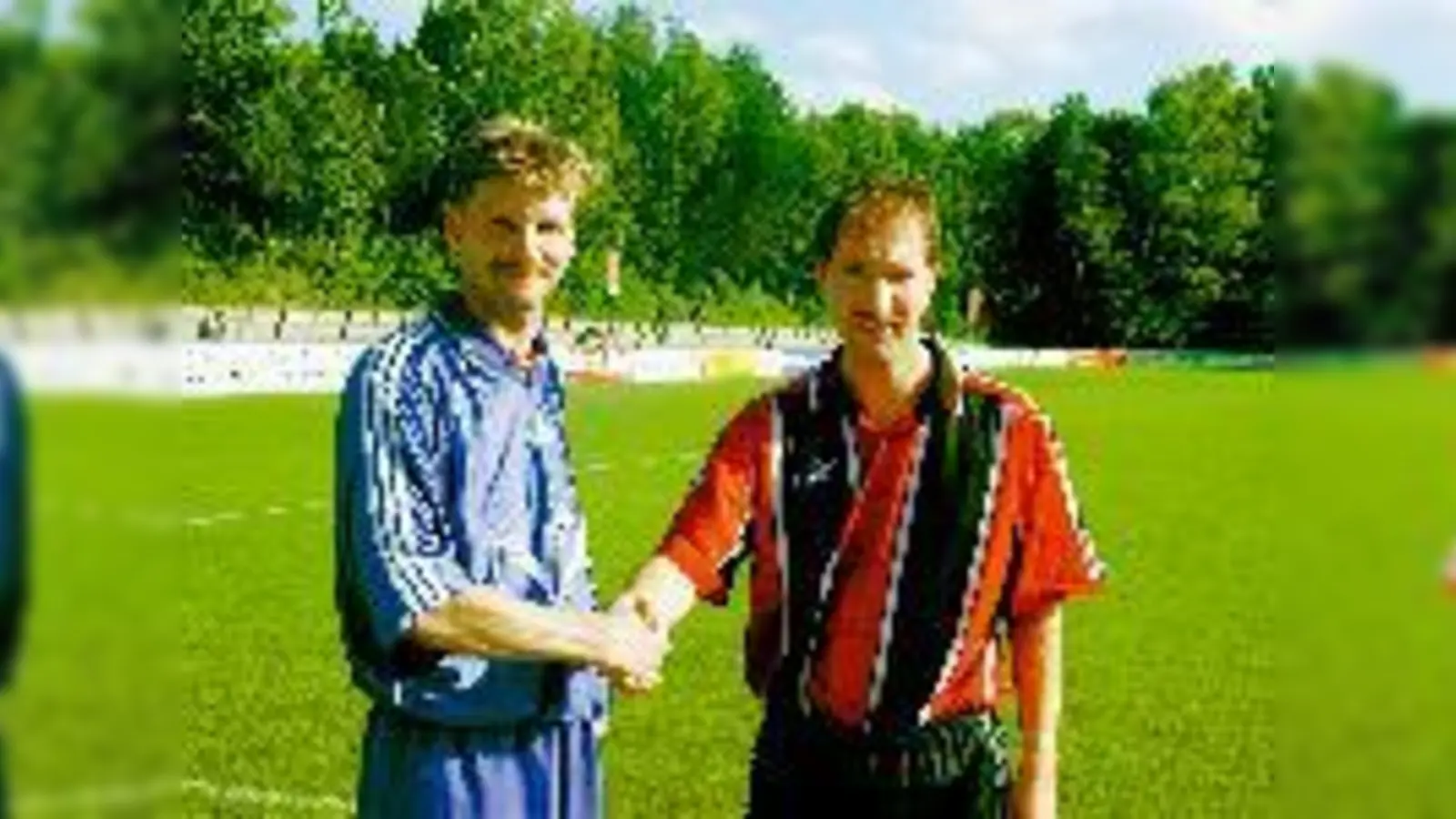 Michael Strackerjan (li., Ismaning) und Thomas Pöschl (re., Unterföhring) machen die Gemeinde-Kicker fit.	 (Foto: pt)