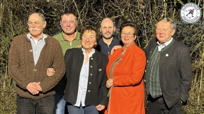 Die gewählte Vorstandschaft (v.l.): Siegfried Gratzer (2. Vors.), Bernhard Gojczyk (2. Sportleiter), Caroline Wegerer (Sportleiterin), Manuel Bürker (Schriftführer), Bärbel Götzhaber (Kassiererin) und Hans Wegerer (Vors.). (Foto: Stockschützen)